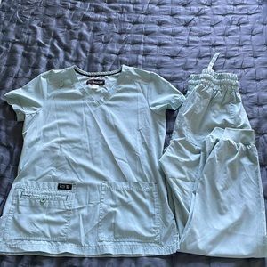 XS Koi Basics Scrub Set